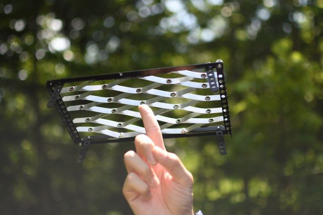 ULエアメッシュテーブルを指１本に載せて軽さをアピール