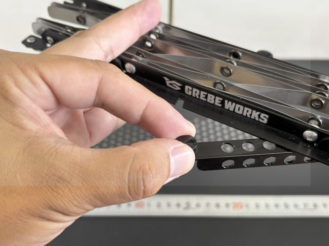 ULエアメッシュテーブルの組立て手順２、ネジをゆるめてフレームの一部を外した様子