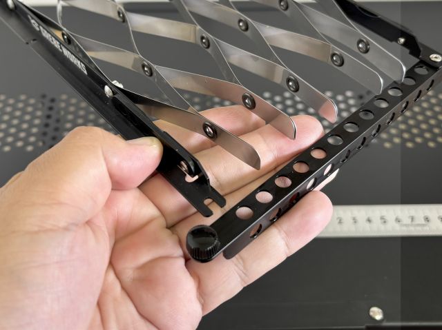 ULエアメッシュテーブルの組立て手順３、ネジ付きフレームを90°回転させた状態
