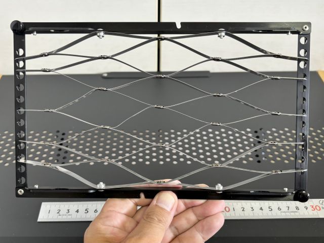 ULエアメッシュテーブルの組立て手順４、フレームの対角２点をネジとめてメッシュ天板が完成する