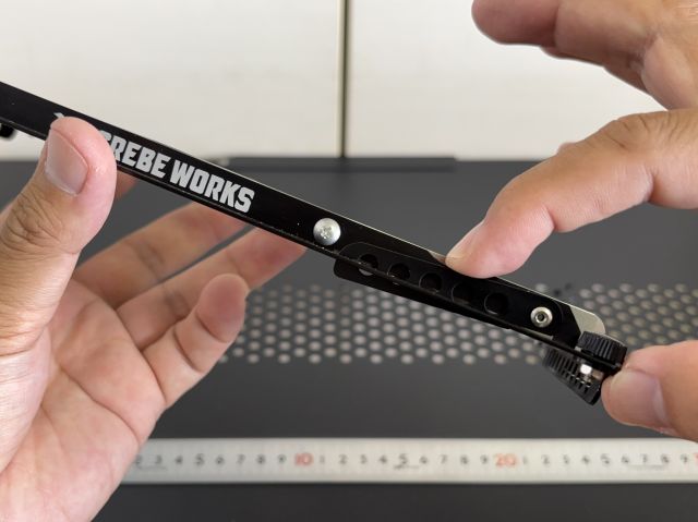 ULエアメッシュテーブルの組立て手順５、フレームの角から脚を出す部分の拡大写真