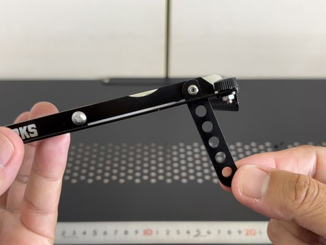 ULエアメッシュテーブルの組立て手順６、フレームのから脚を完全に出したところの拡大図