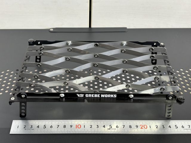 ULエアメッシュテーブルの完成！押し出した４つ足で高さが55mmになる。
軽量化の肉抜き穴が細かく施されて、軽量さとメカニカル感が際立つULエアメッシュテーブルの完成形
