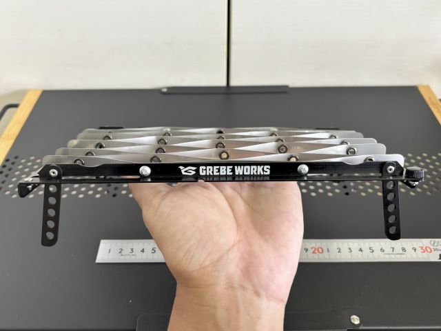 ULエアメッシュテーブルの完成形を片手に持っているところ