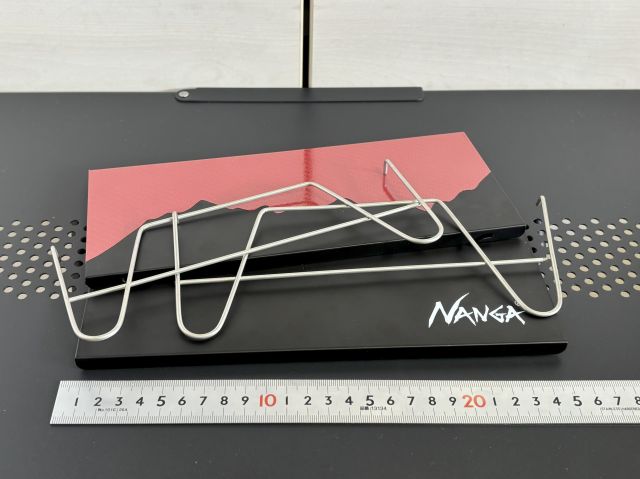 BE-PAL×NANGA スチール製”ソロキャン”テーブルの組立て前、天板の２パーツと脚の針金パーツ２点がバラバラの状態になる