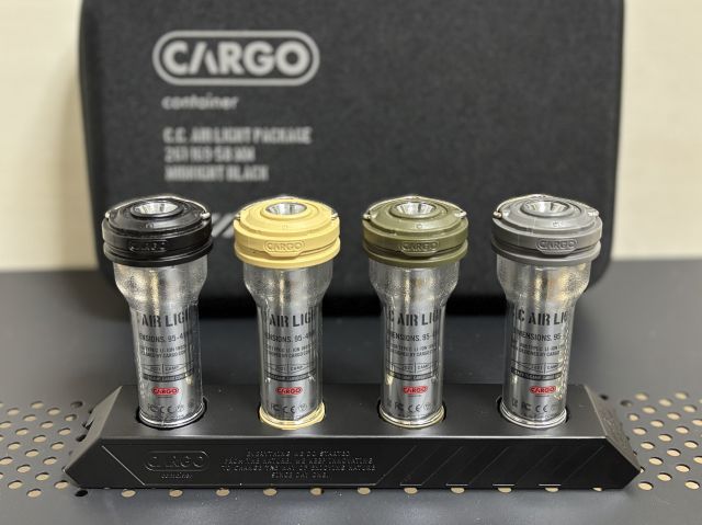 CARGO container AIR LIGHT定番カラーの４本をチャージドックにセットしたところ