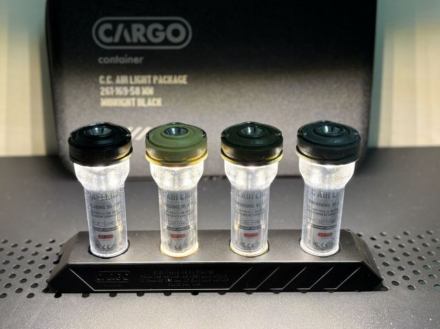 CARGO container AIR LIGHT定番カラーの4本をチャージドックに載せて点灯させたところ