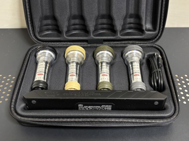 専用ケースにカーゴコンテナ AIR LIGHT と CHARGING DOCKを収納した状態