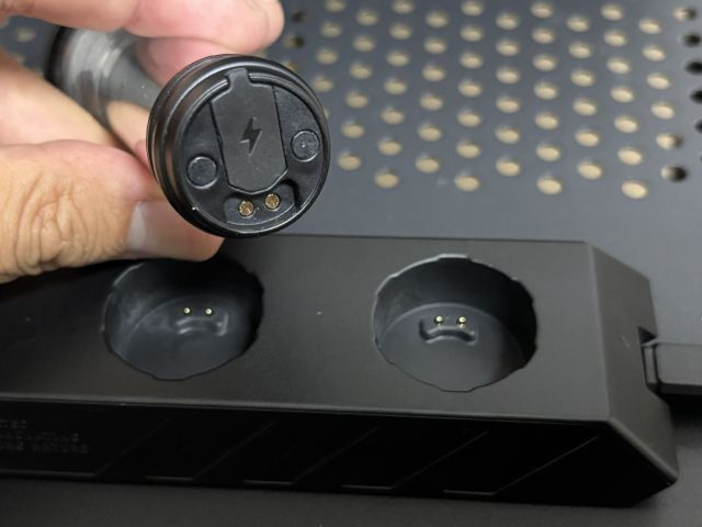 カーゴコンテナ AIR LIGHT CHARGING DOCKにAIR LIGHTをセットする穴とAIR LIGHTの下側の端子