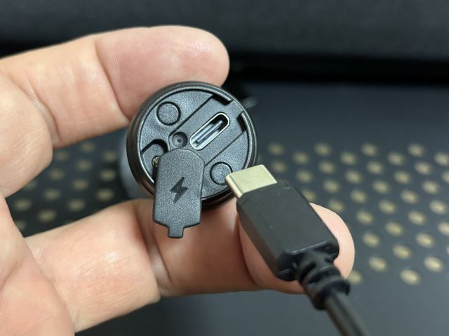 AIR LIGHTの下側にもUSB Type-Cの電源入力端子があります