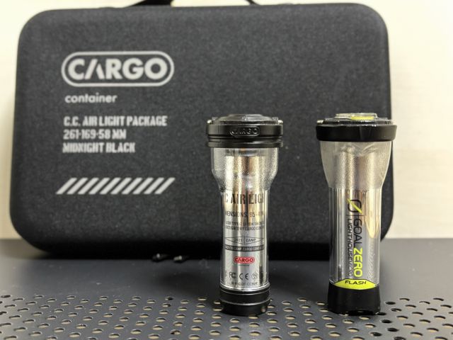 カーゴコンテナ AIR LIGHTとゴールゼロの小型LEDランタンを並べたところ