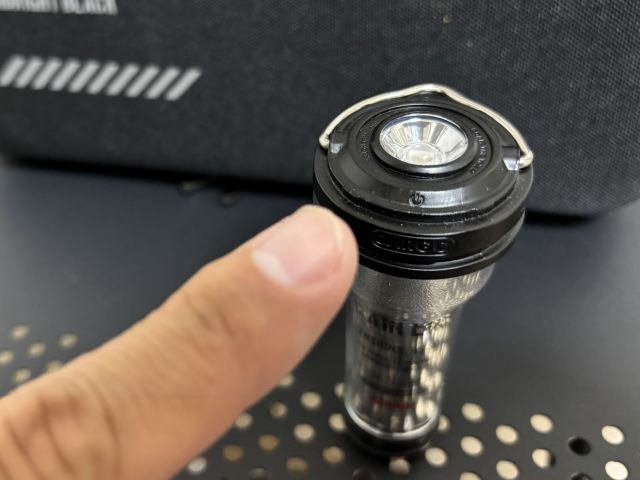 AIR LIGHT の上部には操作ボタンがある