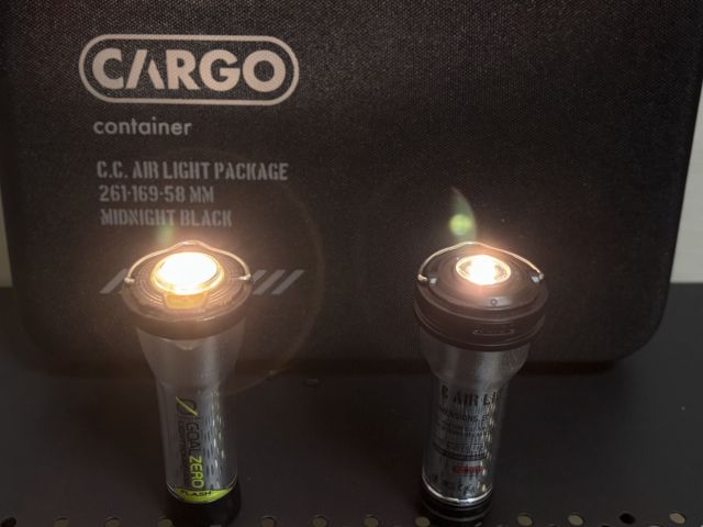 AIR LIGHTとゴールゼロ、本体上部のLEDを点灯させて懐中電灯モードで光らせた状態