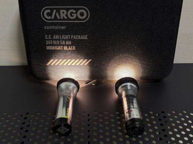 AIR LIGHTとゴールゼロ、懐中電灯モードで光り方を比較、ゴールゼロの方が均等に、AIR LIGHTの方は中央に集光する