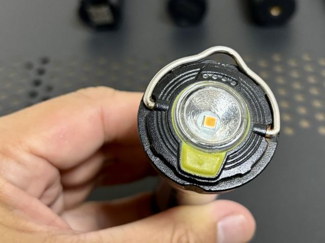 ゴールゼロ ライトハウス マイクロ フラッシュの操作ボタン