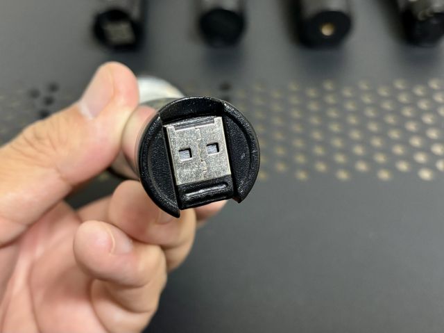 ゴールゼロ ライトハウス マイクロ フラッシュのUSB充電口