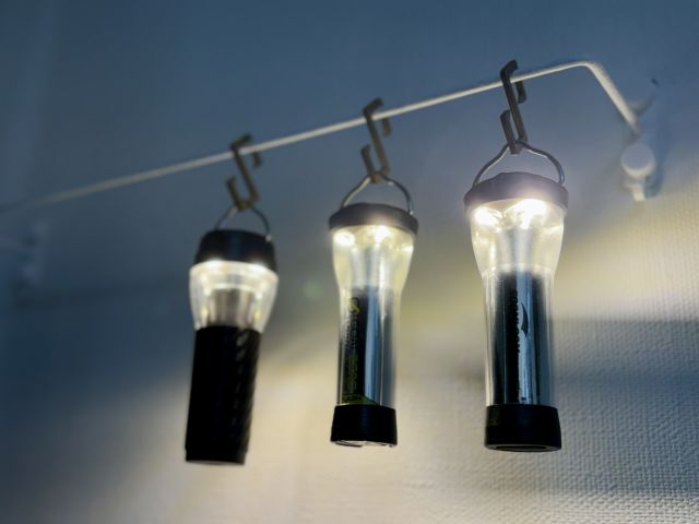 Soomloomの旧タイプのLEDランタンとゴールゼロ、Lumina5000を並べて点灯させた