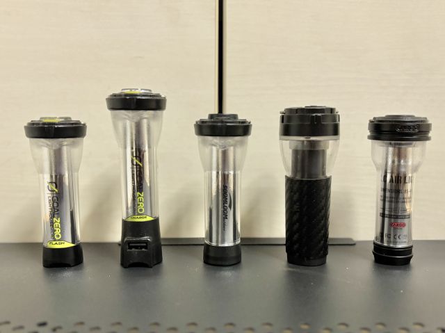 人気のLEDランタン5種を横並びに、左から
・ゴールゼロ フラッシュ
・ゴールゼロ チャージ
・スームルーム LEDランタン
・スームルーム Lumina5000
・カーゴコンテナ AIR LIGHT