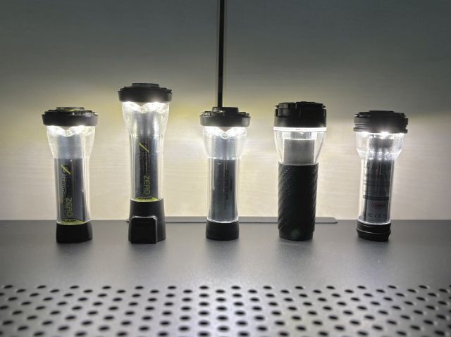 人気のLEDランタン5種のランタンモードでの点灯状態、左から
・ゴールゼロ フラッシュ
・ゴールゼロ チャージ
・スームルーム LEDランタン
・スームルーム Lumina5000
・カーゴコンテナ AIR LIGHT