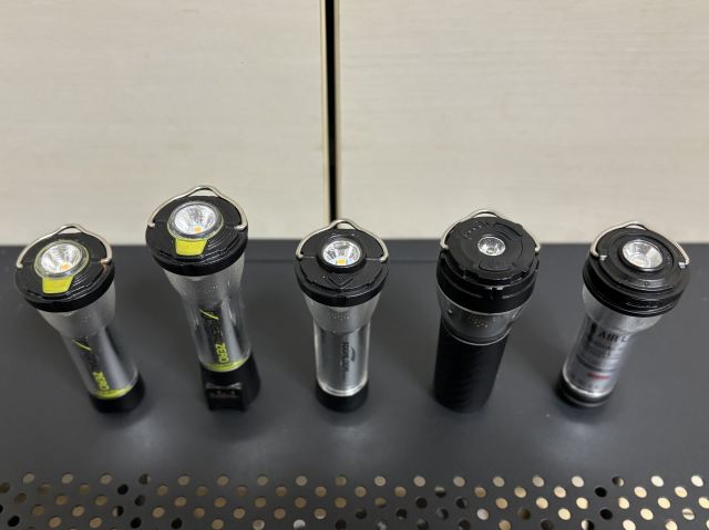 人気のLEDランタン5種を上方からみたところ、左から
・ゴールゼロ フラッシュ
・ゴールゼロ チャージ
・スームルーム LEDランタン
・スームルーム Lumina5000
・カーゴコンテナ AIR LIGHT