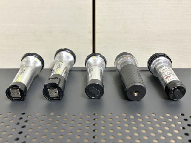 人気のLEDランタン5種を下端からの見た目、左から
・ゴールゼロ フラッシュ
・ゴールゼロ チャージ
・スームルーム LEDランタン
・スームルーム Lumina5000
・カーゴコンテナ AIR LIGHT
