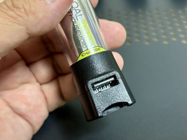 ゴールゼロ ライトハウス マイクロ チャージのUSB給電口