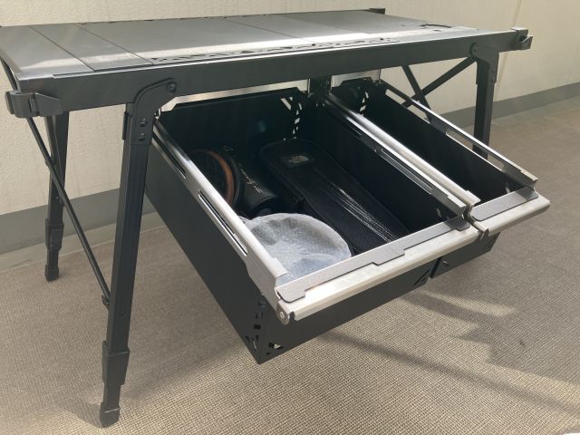 IGT BOXスライドキットの1ユニット用とハーフユニット用をIGTテーブルにセットし、引き出した様子