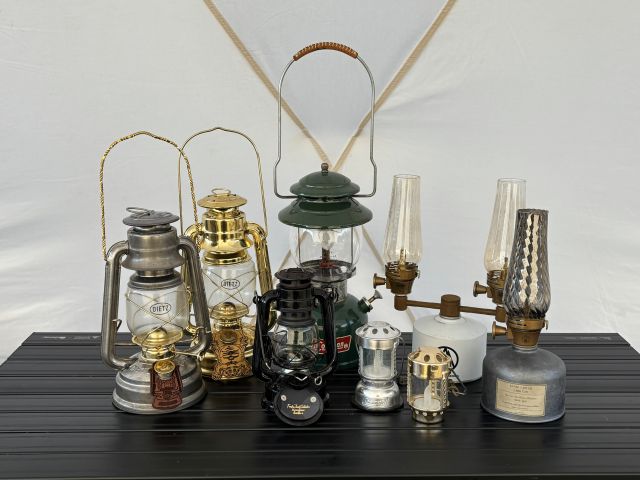 今回紹介する収納ケースで運んだランタン
・デイツ78が2個
・小型の無名オイルランタン
・コールマンのルミエールランタン３個
・OD缶２個
・キャンドルランタン２個