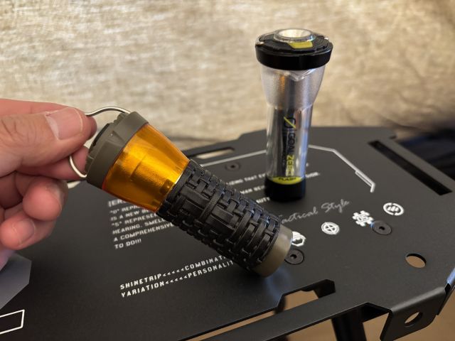 Khonsuキャンプライトにゴールゼロ用のカスタムパーツ、カラーグローブとカバーをつけたところ、ほぼ同じサイズなので問題なく取り付けられる