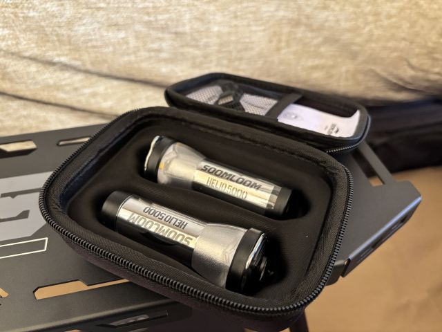 Soomloom HELIO5000、専用の保護ケースにHELIO5000を２本収納した状態