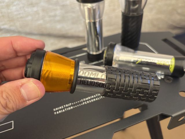 Soomloom HELIO5000の胴体にゴールゼロのカバーを付けそうとしたが最後まで入らない