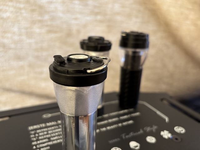 Soomloom HELIO5000の天面にあるUSB部のカバーは凸部が大きい