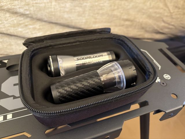 Soomloom HELIO5000、専用の保護ケースにHELIO5000とLumina5000を収納した状態。Lumina5000は少し大きいので凹みにハマらず浮いている