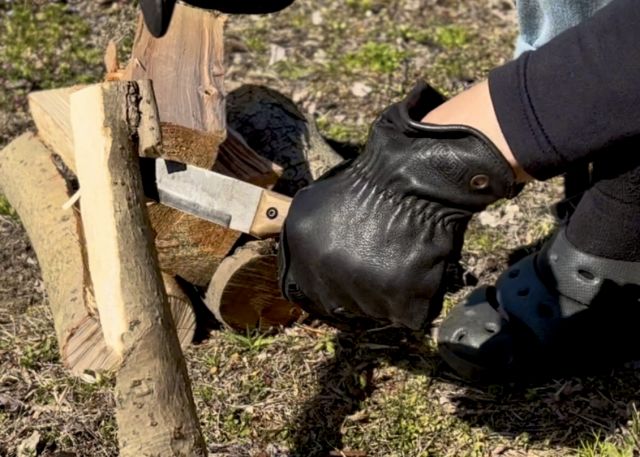 バリアントスタンドを使わずに薪割りをしたときは薪が安定せずに傾いた。