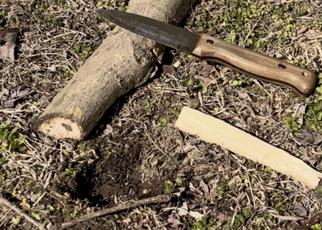 バリアントスタンドを使わずに薪割りをしたときは薪が地面に食い込み、地面を傷つけた。また、薪にも土が付着した